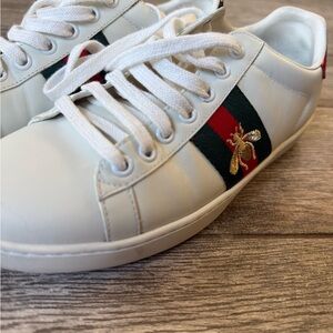 White Sneakers with Embroidered Bee